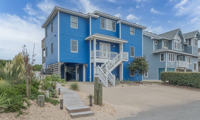 Ocean Sands Casa | Experience luxury at 1861 - Into the Mystic, a spacious 6-bedroom oceanfront home in Corolla, NC.