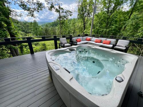 Gatlinburg Casa | Experience luxury at Smoky Mountain Hideaway, just 5 miles from downtown Gatlinburg