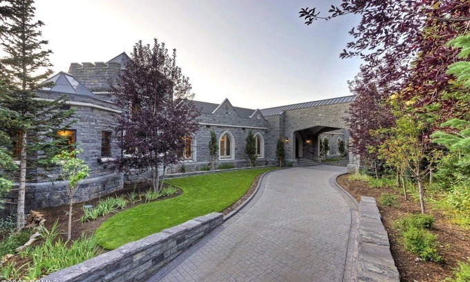 Park City Casa | Experience luxury at Colony Ski Castle, heart of Park City, perfect for ski and family
