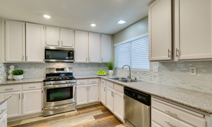 Green Valley North Casa | Experience luxury in Green Valley, just a hop away from Tropicana
