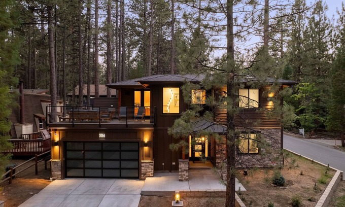 Summit Estates Cabina | Experience luxury at Maple Crest, a spacious 5-bedroom retreat in Big Bear Lake