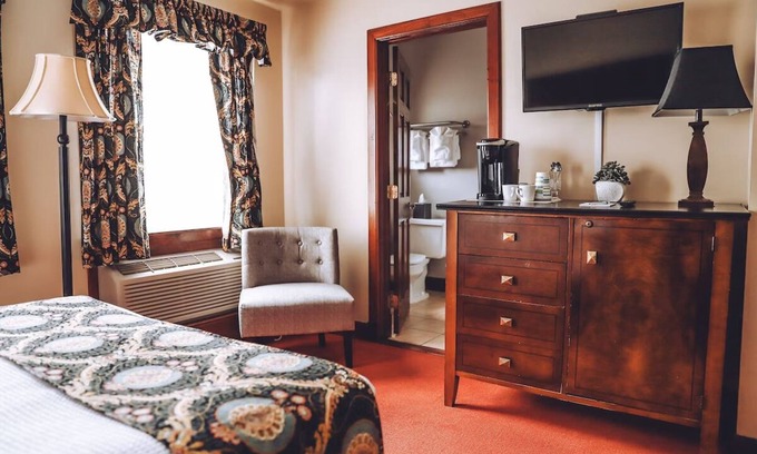 Milford Casa | Experience Milford’s Beauty! Central Location & Complimentary Breakfast
