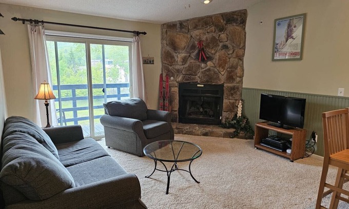 Timberline Condominio | Experience ‘Mountain Charm’ | Vaulted Ceilings, Fireplace & Walk-to-Slopes Access in Canaan Valley