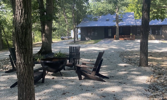 Fowler Cabina | Experience Serenity at our secluded cabin mere minutes from town.