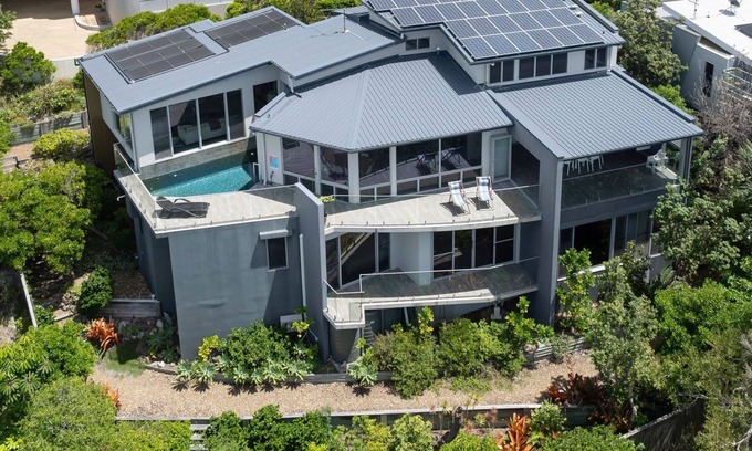 Castaways Beach Casa | Experience the epitome of coastal luxury at 32-512 David Low Way