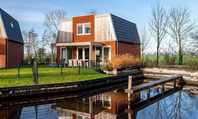 Akkrum Casa | Experience the ultimate luxury in our Sneekermeer 8 home, complete with an outdoor spa and a private jetty exclusively for you.