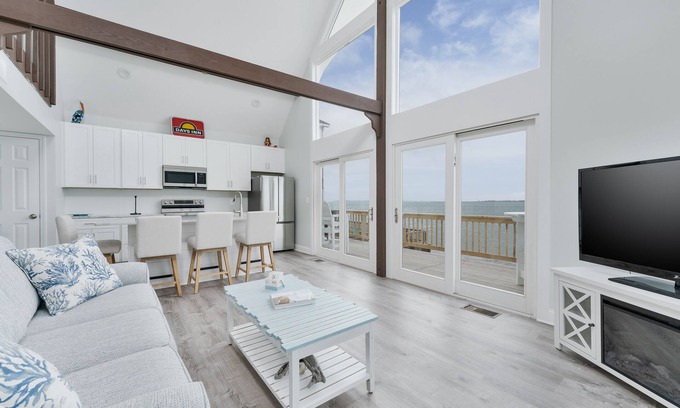 Colington Harbour Casa | Experience the serene beauty of the Soundfront at Shenanigan's, a charming home in Kill Devil Hills