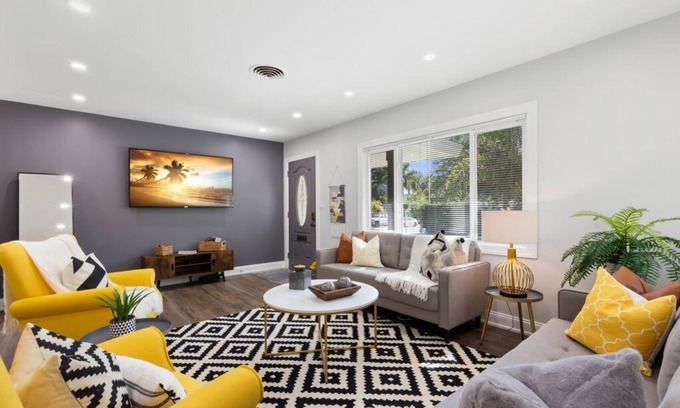 Historic Old Northeast Casa | Experience the Vibrant Downtown St Pete!