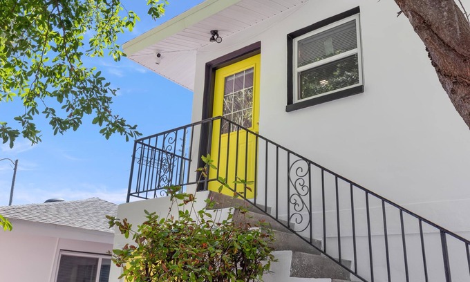 Historic Old Northeast Casa | Experience the Vibrant Downtown St Pete!