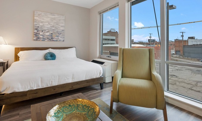 Crossroads Arts District Condominio | Experience True Comfort: Relax in our Spacious and Immaculate Concept Studio 345