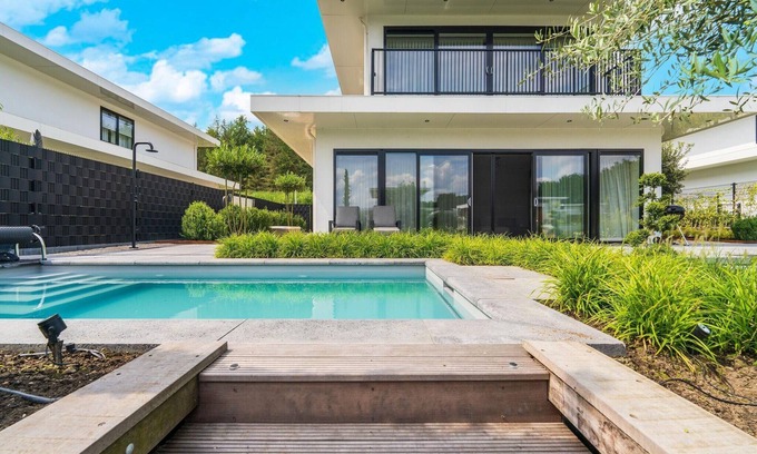 Zeewolde Casa | Experience ultimate luxury in this villa with private pool, jacuzzi, sauna and terrace on the water. The ideal place for total relaxation!