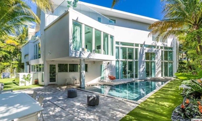 Golden Beach Villa | "Villa de Lujo con Piscina: 6 Dormitorios, 8 Baños y Tecnología Inteligente.