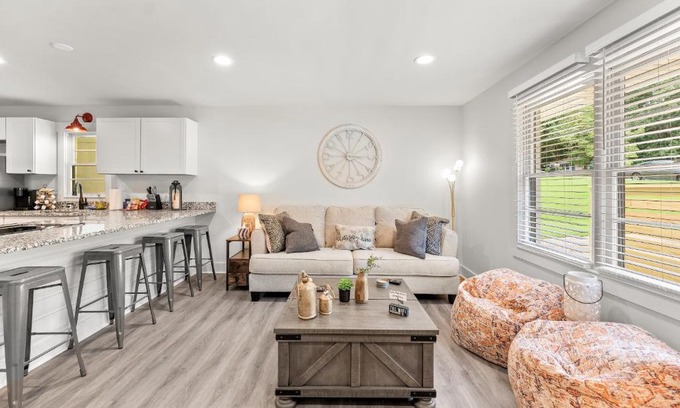 Athens Casa | Explore Downtown Athens In This Modern 4BR Stay