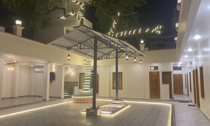 Varanasi Casa | Explore Kashi with SerenityStays : Spacious 8 Bedroom Retreat at City Centre!