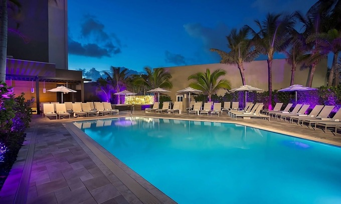 East Fort Lauderdale Hotel | Explore Las Olas Boulevard! Just steps away from Fort Lauderdale Beach! W/ Pool!