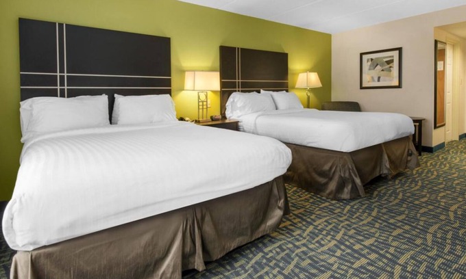 Savannah Casa | Explore Orlando Vineland Premium Outlets! 4 Comfortable Units, Free Parking
