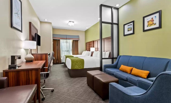 Roswell Hotel | Double the Relaxation – Three Modern Units for Your Roswell Stay! Pool!