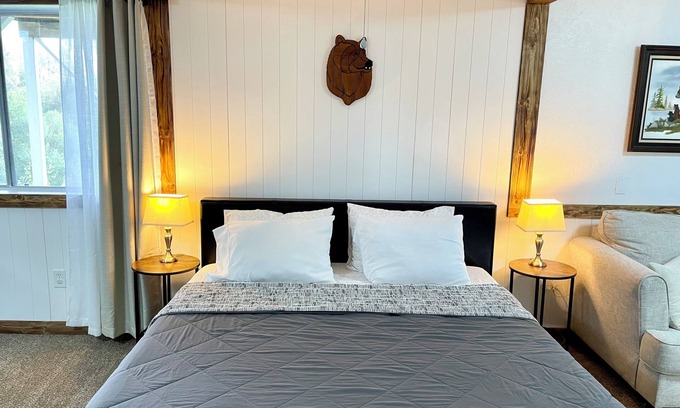 Ahwahnee Cabina | Explorer Suite - Sierra Mountain Lodge Vacation Rentals - Ahwahnee CA