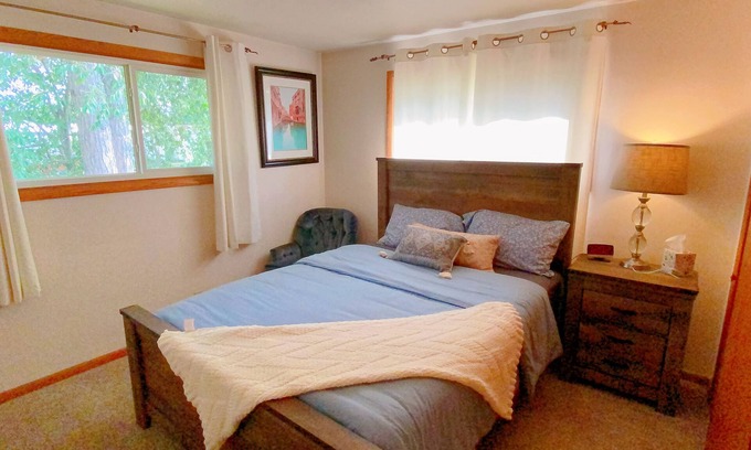 Stevens Point Casa | Express Gateway in Stevens Point with fully enclosed fence for backyard!