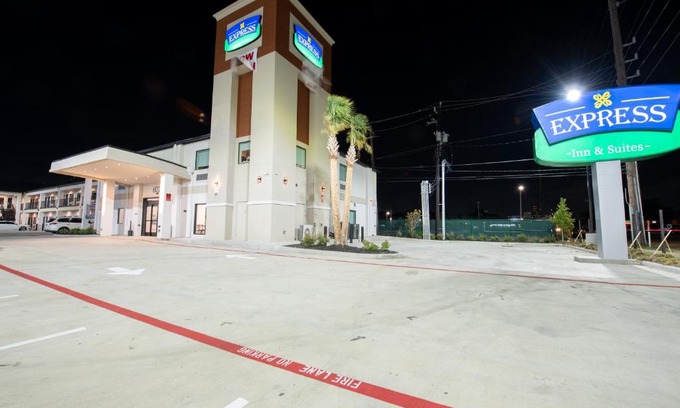 Woodlake - Briar Meadow Hotel | Express Inn & Suites