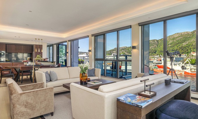 Bergen City Centre Apartamento | Exquisite 2br. apt., impeccable standard, panoramic views of Bergen harbor.