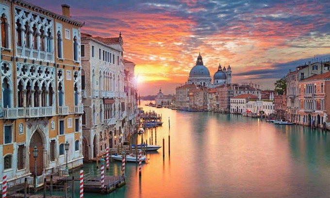 Castello Apartamento | Exquisite Canal-View Luxury Apartment in Venice with Designer Interiors