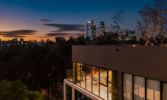 La Condesa Apartamento | Exquisite Condesa Haven: Luxe PH with Rooftop/Gym