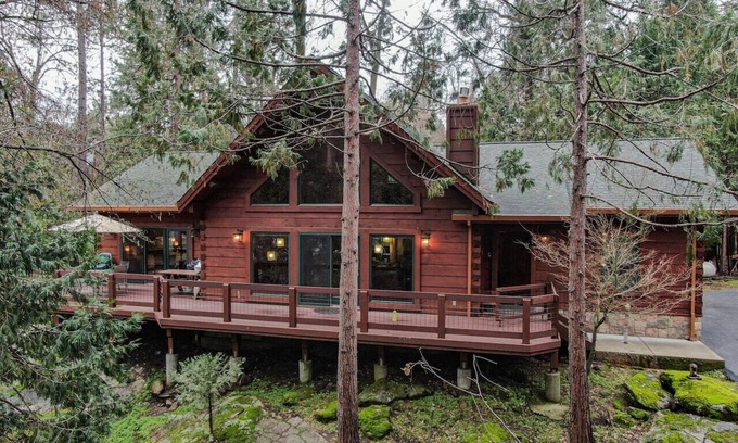 Mono Vista Cabina | Exquisite Custom Log Cabin in the Pines