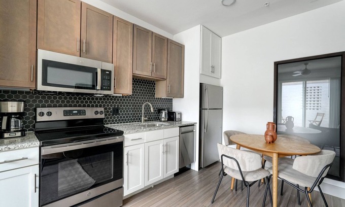 Waller Creek District Apartamento | Exquisite Downtown 2BR w/ Gym & Deck, nr Congress Ave, by Blueground