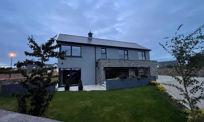 Roscoe Casa | Exquisite Galway City- Luxury Home 2miles from city center