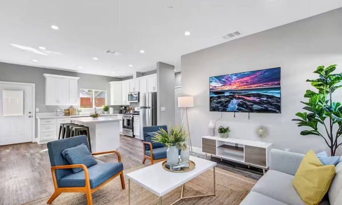 Norwalk Casa | Exquisite Haven: Brand New House Near Disneyland