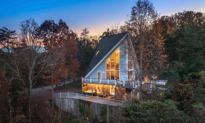Sevierville Chalet De Esquí | Exquisite Hilltop Chalet with a Cozy Hot tub and Game Room