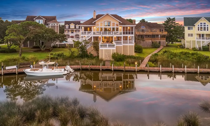 Manteo Casa | Exquisite Living in Pirate's Cove