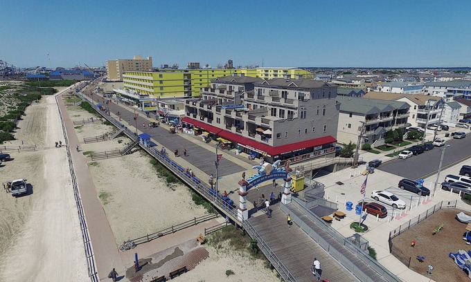 Wildwood Condominio | ¡Ubicación exquisita con una vista expansiva frente al océano Atlántico!