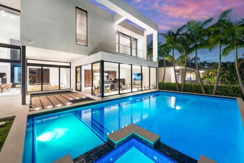 Hallandale Beach Casa | Exquisite Modern Marvel