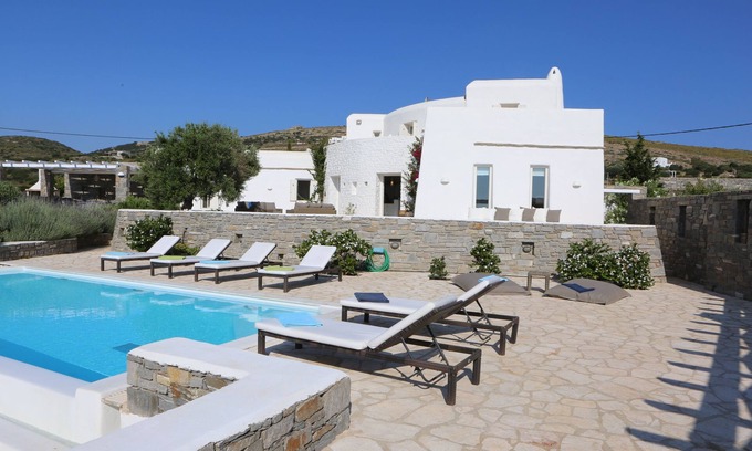 Paros Villa | Exquisita villa con piscina en un lugar aislado con la ciudad y playa cercana, Servicio