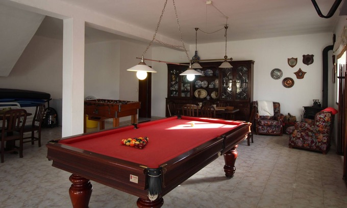 Barril de Baixo Casa | Extended family having a good time house.
