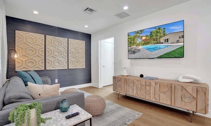 Lake Ridge Casa | Extended family retreat-Tropical pool!<2 mi beach!