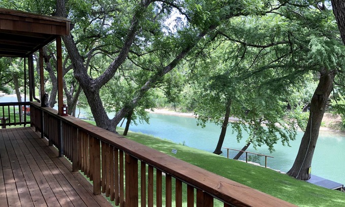 New Braunfels Casa | Retiro del Río Little Ponderosa - ¡Lujo en la ribera del río Guadalupe!