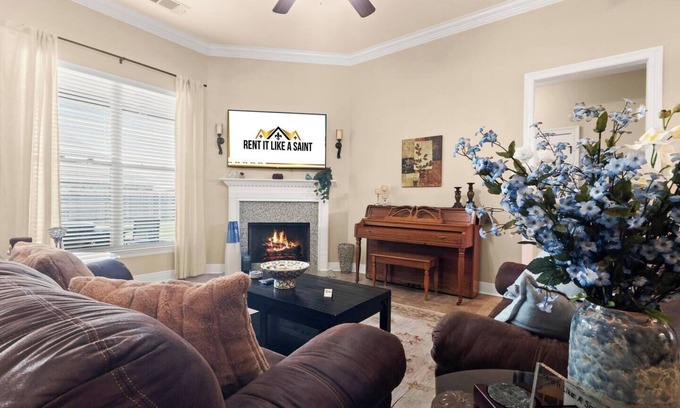 Lake Charles Casa | Extended Stay with Fast WiFi, 2 Luxurious King Beds | Business Ready + Pet Friendly | Garage Parking