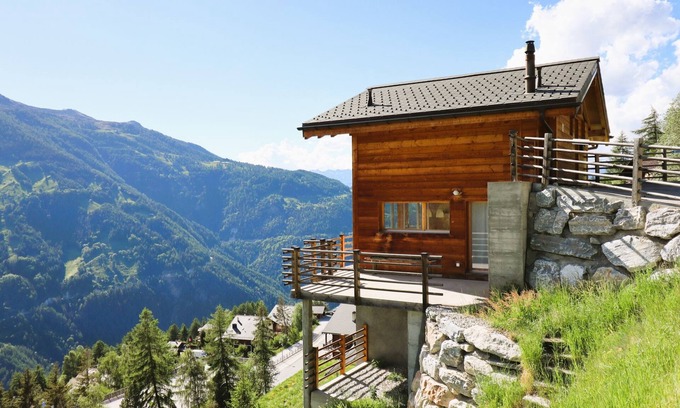 St. Luc Chalet De Esquí | Outside: detached chalet on 3 floors with magnificent views, sleeps 4 - approx. 80m2Interiors