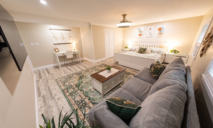 Ward Hill Apartamento | Extra large 1 Bedroom apartment!