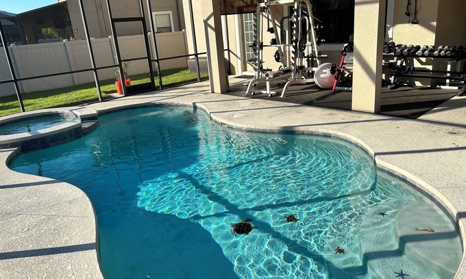 Lutz Apartamento | Extra Large studio with Pool, Gym, Queen bed, huge walk in shower.