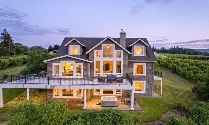 Hood River Casa | Great Deals on Summer Stays!