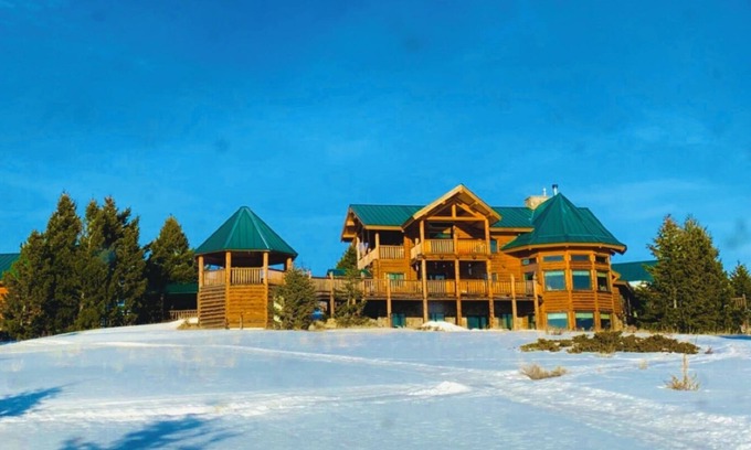 Butte Casa | Extravagant log home sitting atop a mountain! With unbelievable views!
