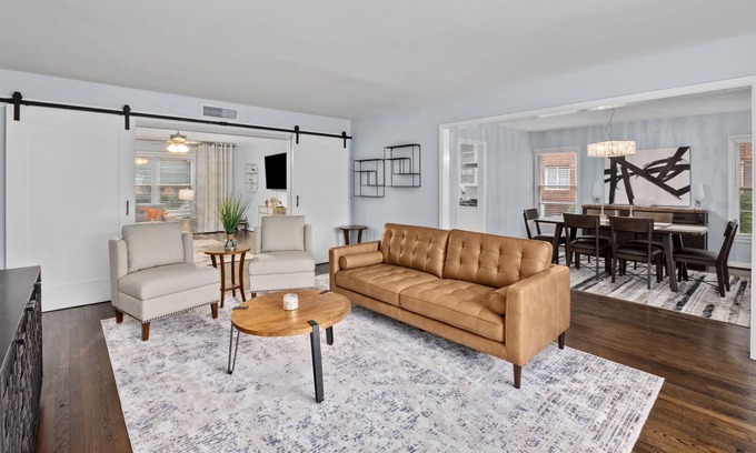 Southgate Casa | Extravagant Words - Close to DT