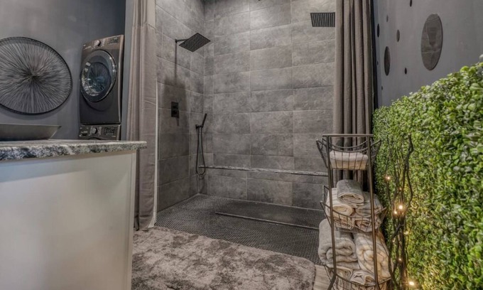 Murfreesboro Casa | Extravagent Spa Like Shower in Tiny Home