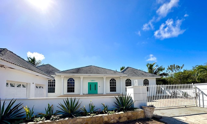 George Town Casa | Exuma Luxury Ocean VIew 5bd 4ba house with pool, boat, & vehicle