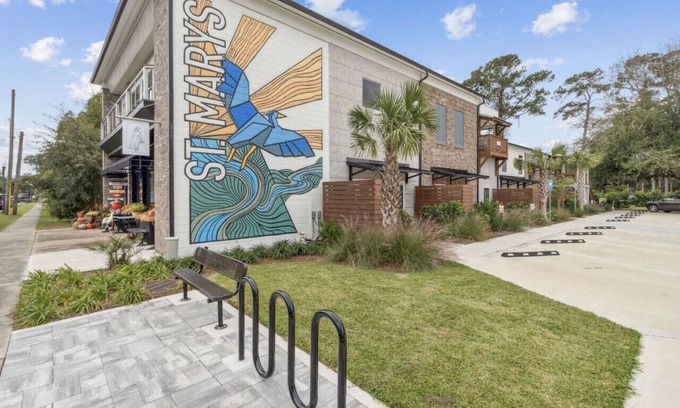 St. Marys Apartamento | #F 2-Bedroom Apt DT - Steps from Shops & Dining
