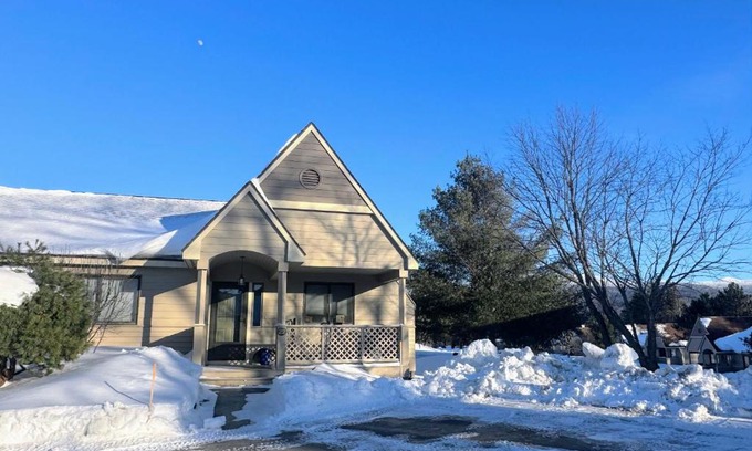 Bretton Woods Casa | F22 Great location close to Bretton Woods Ski Area, Ice Castles, Mt Washington Hotel